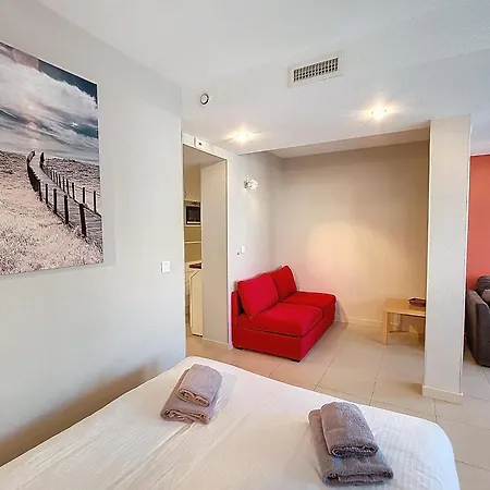 Henri Camille Real Estate - Rouaze 2 -studio A 50m Center Apartmán *