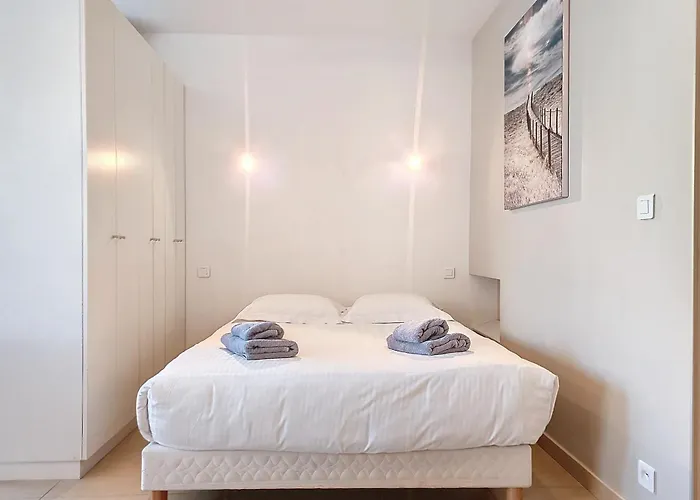 Henri Camille Real Estate - Rouaze 2 -studio A 50m Center Apartmán *